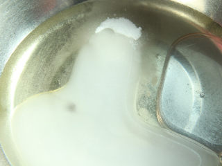 1、熔岩夹心蛋糕,水加35克细砂糖加色拉油，搅拌至糖融化。