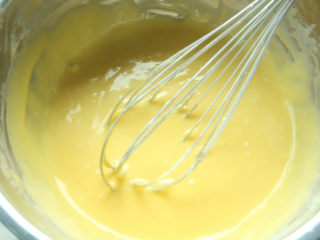 4、熔岩夹心蛋糕,搅拌匀即可。