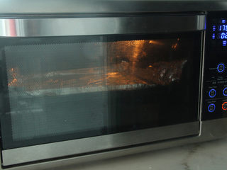 10、熔岩夹心蛋糕,放入烤箱，170度，烤2分钟。