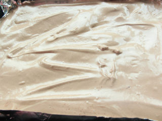 12、熔岩夹心蛋糕,可可面糊倒入烤好的花纹中，刮平，用手拍拍烤盘底部，去除气泡。