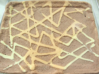 14、熔岩夹心蛋糕,烤好的蛋糕取出倒扣，趁热撕去面上的锡纸，再盖在蛋糕面上。