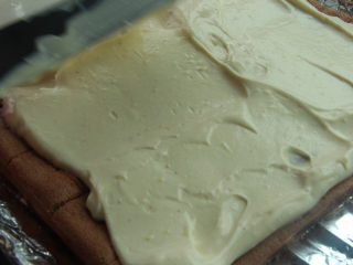 16、熔岩夹心蛋糕,在面上挤上卡仕达酱。