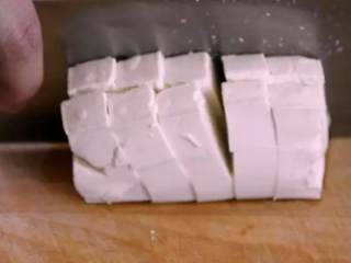 2、没有蟹，照样吃出鲜美味来——蟹黄豆腐,豆腐切成方形小块备用