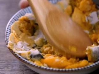 3、没有蟹，照样吃出鲜美味来——蟹黄豆腐,将鸭蛋黄挖出，碾碎后备用 