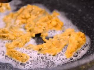 4、没有蟹，照样吃出鲜美味来——蟹黄豆腐,锅中热油，小火放入鸭蛋黄翻炒