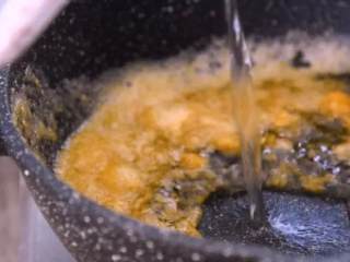 5、没有蟹，照样吃出鲜美味来——蟹黄豆腐,炒至冒泡，加入清水，下豆腐块 