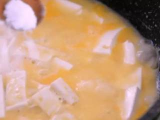 6、没有蟹，照样吃出鲜美味来——蟹黄豆腐,煮开后，加入少许盐调味