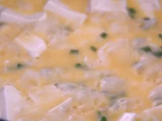 7、没有蟹，照样吃出鲜美味来——蟹黄豆腐,撒上小葱即可 