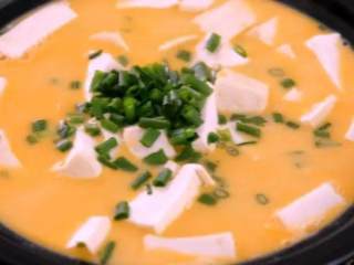 8、没有蟹，照样吃出鲜美味来——蟹黄豆腐,盛出即可~！