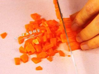 2、杂蔬鳕鱼猫饭团—宝宝从此爱上吃蔬菜,将胡萝卜切碎。