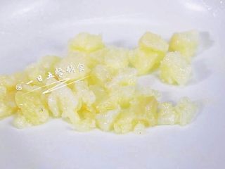 5、杂蔬鳕鱼猫饭团—宝宝从此爱上吃蔬菜,热锅倒一点油，倒入鳕鱼，将鳕鱼一边炒一边铲铲碎，看见鳕鱼变色盛出来备用。