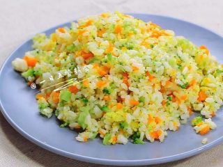 9、杂蔬鳕鱼猫饭团—宝宝从此爱上吃蔬菜,如果不造型，就可以开吃了。