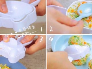 12、杂蔬鳕鱼猫饭团—宝宝从此爱上吃蔬菜,五官压好了，开始来做饭团，底片放进去，饭用勺子盛进去，压实后倒在盘子里。