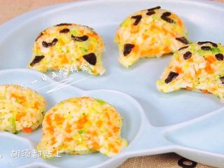 14、杂蔬鳕鱼猫饭团—宝宝从此爱上吃蔬菜,看，一群可爱的小花猫。这样的饭团，2个就够宝宝的一餐了。