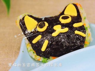 16、杂蔬鳕鱼猫饭团—宝宝从此爱上吃蔬菜,黑猫的五官是用芝士片压出来的。