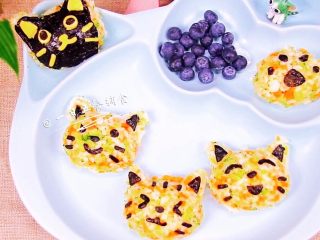 17、杂蔬鳕鱼猫饭团—宝宝从此爱上吃蔬菜,萌吧，做好后刚好来了2个宝宝，4只眼睛直冒光，胖乎乎的爪子立马伸过来了。