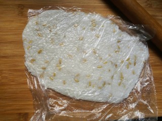 6、剩米饭紫薯泥卷,用擀面杖把米饭擀成薄片。