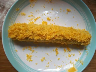 29、剩米饭紫薯泥卷,每一面都均匀撒上面包糠。