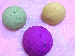 5、炒果蔬空心面,三色面团和好,少醒一下