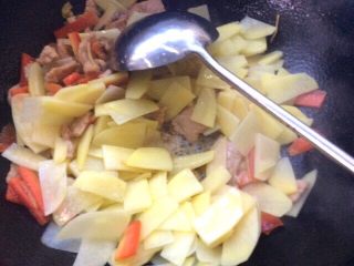 20、炒果蔬空心面,放胡萝卜片翻炒片刻,在下入土豆片翻炒