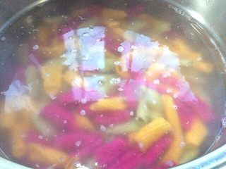 25、炒果蔬空心面,煮至两开即可,捞出