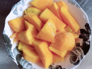 3、芒果香蕉奶昔 | 清肠排毒,芒果削皮，切块儿待用。