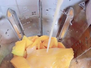 4、芒果香蕉奶昔 | 清肠排毒,将食材都放入破壁机中，加入100ml乳酸菌饮料。