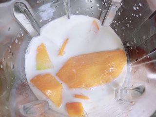 5、芒果香蕉奶昔 | 清肠排毒,再加入400ml牛奶。