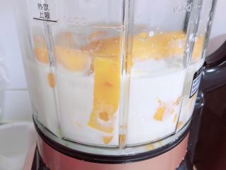 6、芒果香蕉奶昔 | 清肠排毒,盖盖儿，选择奶昔按键，破壁机可以工作了。