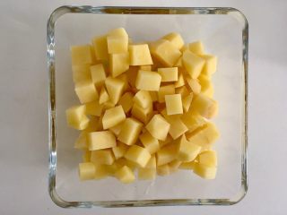 1、减肥版土豆泥,土豆切小丁