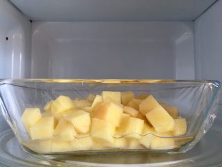 3、减肥版土豆泥,放入微波炉,高火7、8分钟叮熟