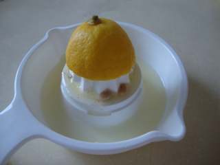 1、雪顶冰柠茶,柠檬对开，挤汁