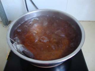 2、雪顶冰柠茶,煮一锅水，开后放入红茶包煮个3-5分钟，味道都煮出来后把茶包拿出来