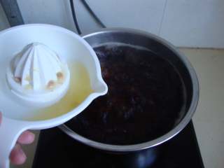 3、雪顶冰柠茶,放入柠檬汁