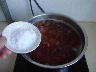 4、雪顶冰柠茶,依口味添加白糖搅匀调味，放凉后冰镇