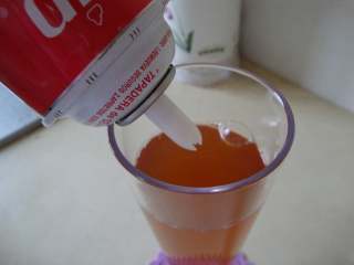 5、雪顶冰柠茶,倒入杯中八分满，挤上喷射奶油即可