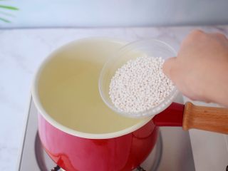 2、芒果西米露,锅中烧开水，一定要水煮沸后再以画圈方式慢慢倒入西米