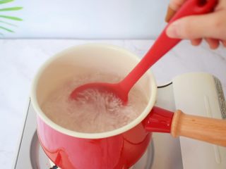 3、芒果西米露,边煮边搅拌，免得粘底了