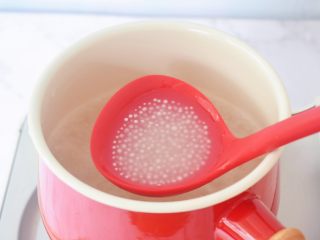 4、芒果西米露,大约煮10-15分钟，煮至西米剩下白芯时关火