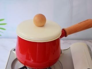 5、芒果西米露,盖上锅盖焖10分钟，焖至西米全部透明