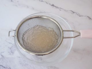 6、芒果西米露,捞出西米放在冷水中冲泡至粒粒分明不粘手，一定要冷水冲，不然最后会变成一团浆糊，然后沥干水分，放入碗中备用