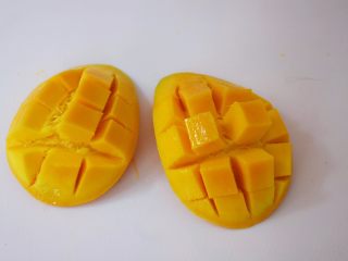 7、芒果西米露,芒果芒果核为中心，在果核右边切一刀，芒果被分为两部分，取芒果果肉上划格子，但是注意不要切到皮，把划好格子的芒果拿在手上，手指抵住芒果皮往上顶，再用刀切出果肉即可