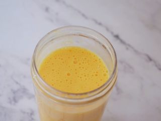 8、芒果西米露,把芒果切粒，取一半芒果肉加入纯牛奶和蜂蜜放入榨汁杯中打成奶昔，再把芒果奶昔和西米混合拌匀，再加入剩下的芒果就好了