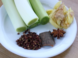 1、羊肉泡馍,我用的香料是大料1个、花椒3克、桂皮4克、葱80克、姜20克，如果有草果、小茴香、白芷、良姜、砂仁、丁香、山奈用上些就更好了，有人说最重要的是小茴香。