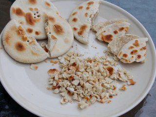 2、羊肉泡馍,饦饦馍一掰两半，再从中间劈开，撕成两半，然后掰成黄豆大小的小粒，且每一小粒都带有饼皮和饼心。