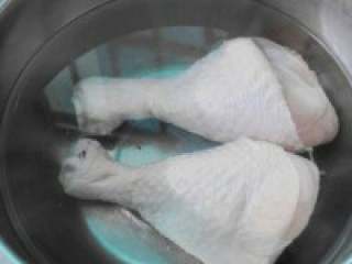 1、板栗烤鸡腿, 鸡腿浸去血水。