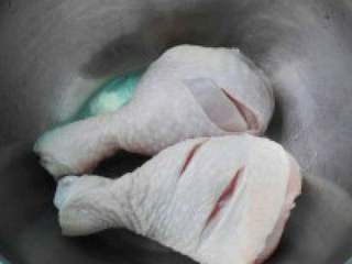 2、板栗烤鸡腿,清洗干净后划两刀更容易入味。