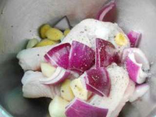 4、板栗烤鸡腿, 鸡腿加入洋葱、蒜、姜，再加盐 和黑胡椒碎拌匀。