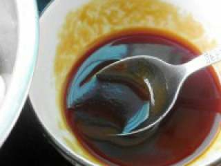 5、板栗烤鸡腿,料酒、番茄酱、蜂蜜、酱油一 起在小碗里调成汁。