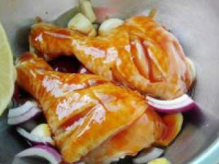 6、板栗烤鸡腿,调好的汁淋在鸡腿上，挤上些许 柠檬汁，腌制2小时以上，中间翻动 一下更好入味。